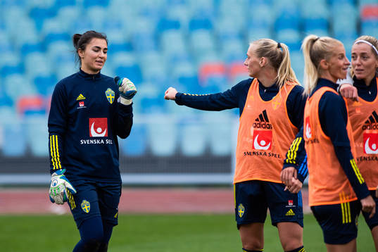 Goalkeeper Zecira Musovic and Stina Blackstenius