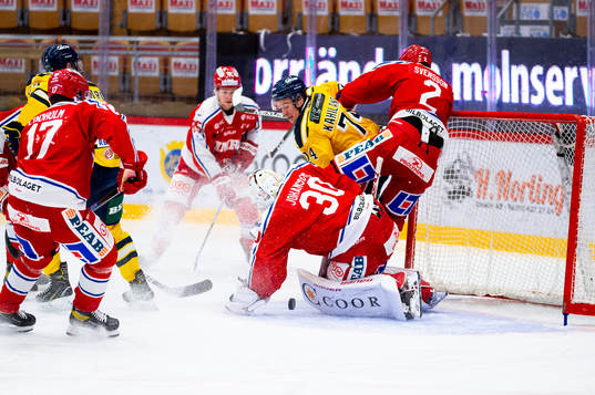 Södertäljes Rasmus Kahilainen framför Timrås målvakt