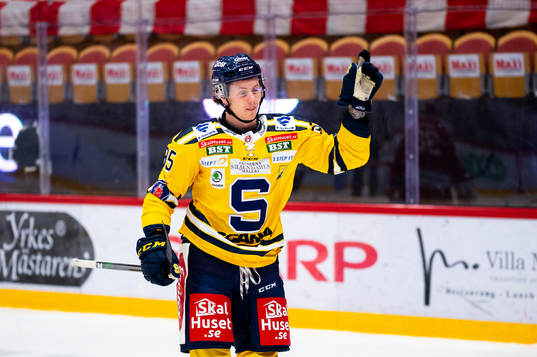 Södertäljes Nick Olesen jublar