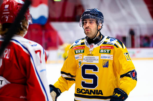 Södertäljes Evan Bouchard och Timrås Marcus Hardegård