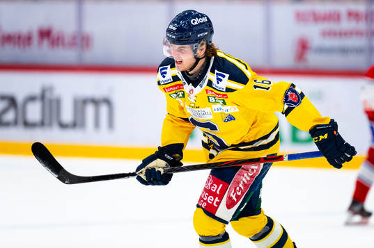 Södertäljes Samuel Fagemo grinar illa