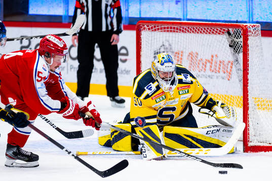 Timrås Jonathan Dahlén och Södertäljes målvakt