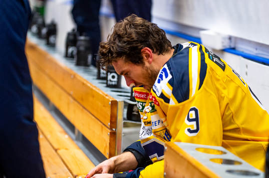 Södertäljes Matt Bailey har ont