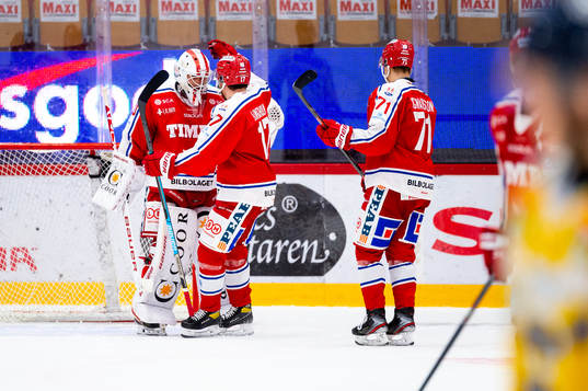 Timrås målvakt Jacob Johansson och Johan Lindholm jublar