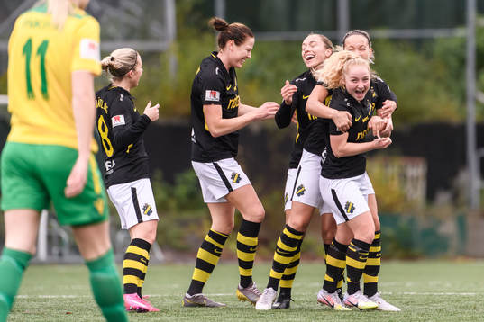 s Sophia Redenstrand jublar med lagkamrater