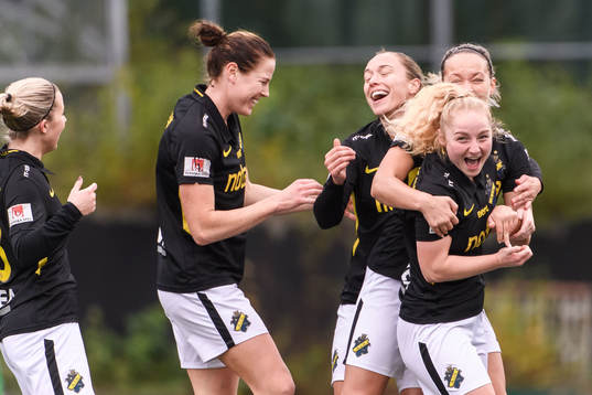 s Sophia Redenstrand jublar med lagkamrater