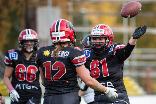 Carlstad Crusaders Karin Ullén och Ida Handel  jublar