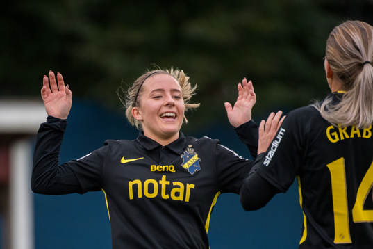 s Clara Härdling jublar