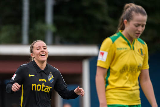 s Clara Härdling jublar