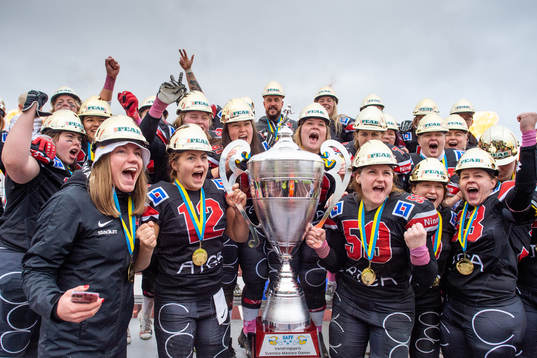 Carlstad Crusaders spelare jublar med pokalen