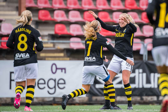 s Emma Santamäki jublar med Matilda Rosqvist