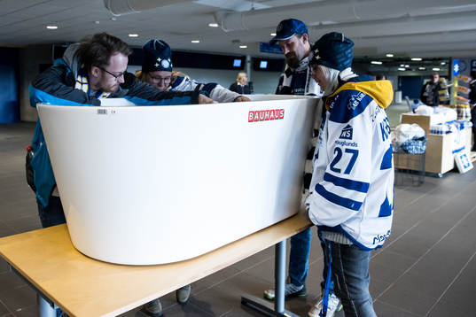 Bauhaus stater ut ett badkar i foajén av Tegera Arena