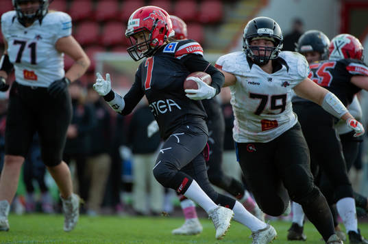 Carlstad Crusaders Emma Sandsjö och Örebro Black Knights