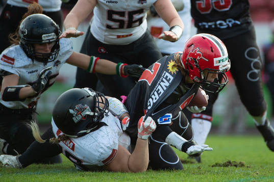 Carlstad Crusaders Emma Sandsjö och Örebro Black Knights