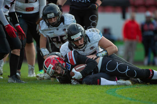 Carlstad Crusaders Emma Sandsjö och Örebro Black Knights