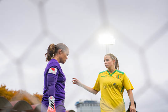 Bollstanäs målvakt Åsa Vallgårda och Julia Ekholm deppar