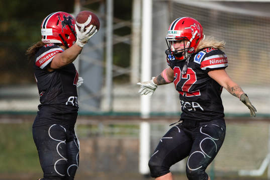 Carlstad Crusaders Gaby Knops och Karin Ullén jublar