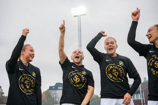 s Sophia Redenstrand (m) jublar med lagkamrater