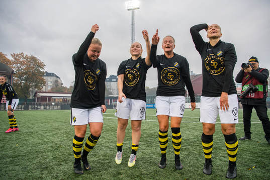s Sophia Redenstrand (m) jublar med lagkamrater