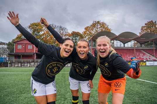 s Adelisa Grabus jublar med lagkamrater