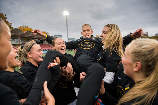 s tränare Robert Lison Svanström jublar