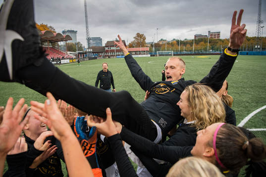 s tränare Robert Lison Svanström jublar