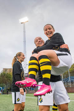 s Fanny Johansson och Clara Härdling jublar