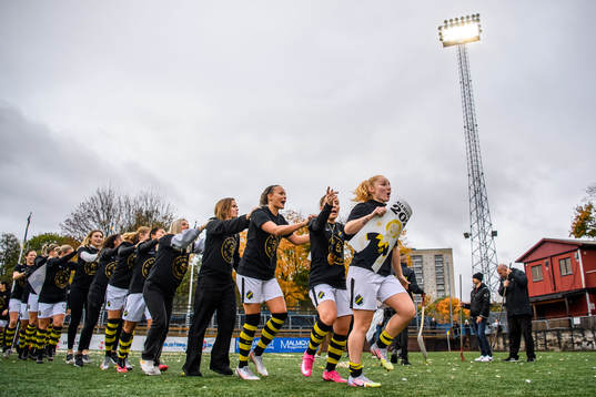 s Sophia Redenstrand jublar med lagkamrater över