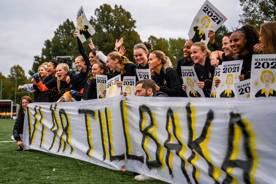 s spelare jublar över avancemanget till Damallsvenskan