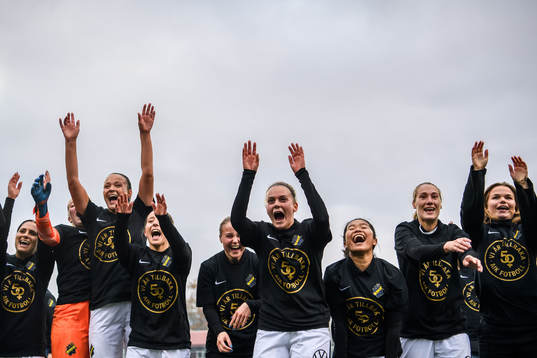 s spelare jublar över avancemanget till Damallsvenskan