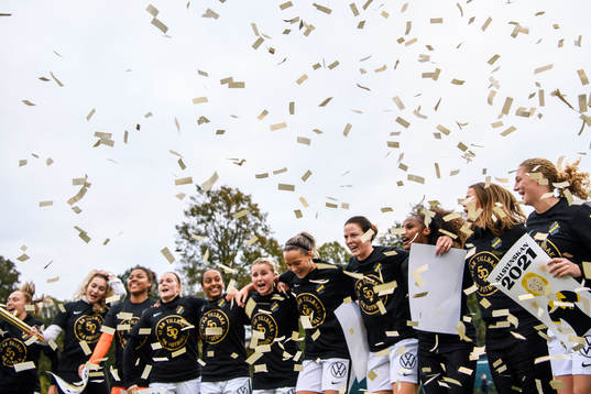 s spelare jublar över avancemanget till Damallsvenskan