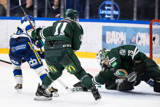 Leksands Oskar Lang gör 3-2 bakom Färjestads målvakt