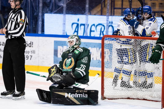 Färjestads målvakt Arvid Holm deppar