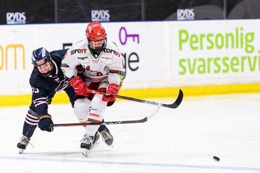 Djurgårdens Josefine Jakobsen och Modos Paula Bergström