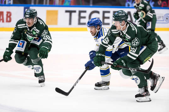 Färjestads Sebastian Erixon och Leksands Oskar Lang och