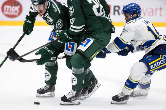 Färjestads Sebastian Erixon och Leksands Oskar Lang och