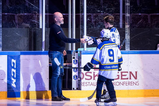 Representant för Bauhaus får en matchtröja av Leksands