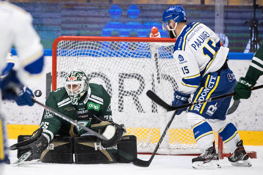 Färjestads målvakt Arvid Holm och Leksands Otto Paajanen