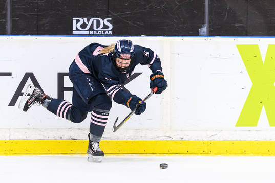 Djurgårdens Abby Cook uunder ishockeymatchen i SDHL mellan