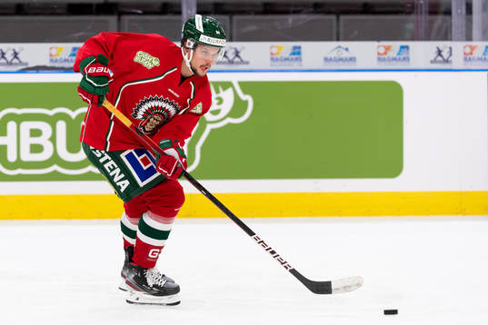 Frölundas Theodor Lennström värmer upp innan