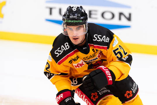 Luleås Karl Fabricius värmer upp innan ishockeymatchen i