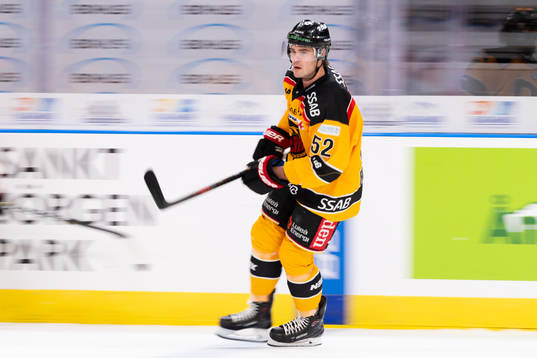 Luleås Karl Fabricius värmer upp innan ishockeymatchen i