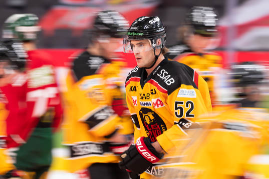 Luleås Karl Fabricius värmer upp innan ishockeymatchen i