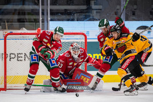 Frölundas Mattias Norlinder, målvakt Johan Mattsson och