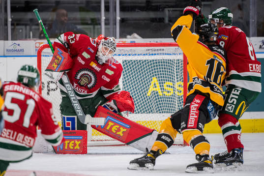 Frölundas målvakt Johan Mattsson med en räddning