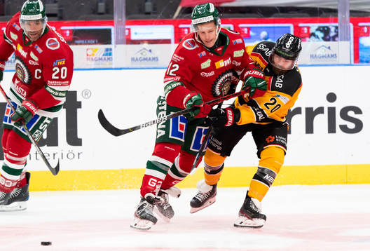 Frölundas Max Friberg tacklar Luleås Jack Connolly