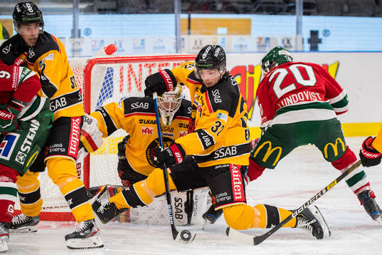 Luleås Oscar Engsund rensar undan framför egen målvakt