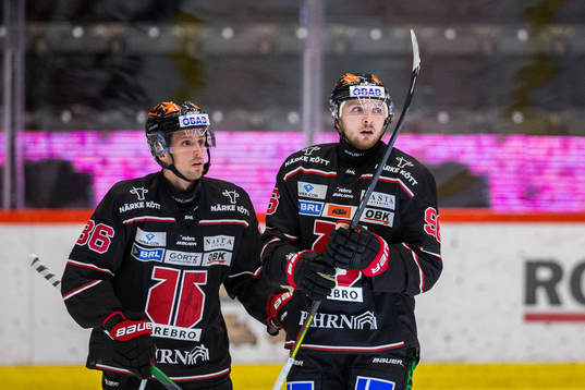 Örebros Robin Kovacs (th)