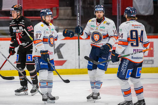 Växjös Robert Rosén jublar med Emil Pettersson
