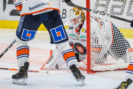 Växjös målvakt Viktor Fasth har ont